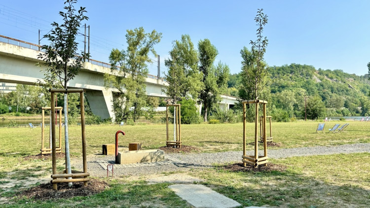 Z brownfieldu na břehu Vltavy místo pro odpočinek. Podívejte se, jak vypadala proměna Parku U Vody