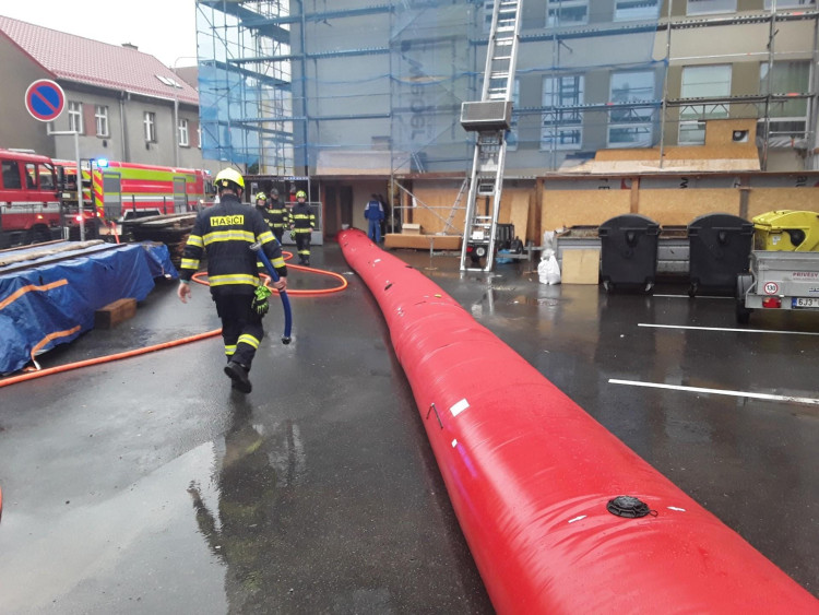 výstavba protipovodňové ochrany Střední průmyslové školy stavební akademika Stanislava Bechyně v Havlíčkově Brodě, foto: HZS Kraje Vysočina