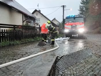 FOTOGALERIE: Hasiči zasahují v Olomouckém kraji kvůli větru a zvýšeným hladinám toků