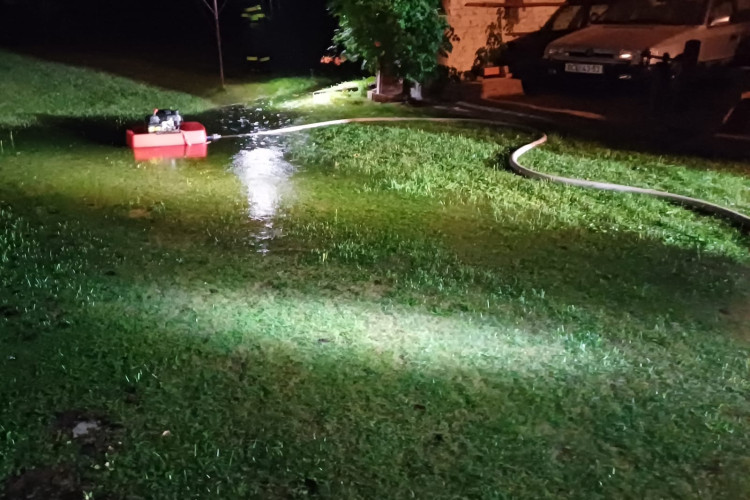 FOTOGALERIE: Hasiči zasahují v Olomouckém kraji kvůli větru a zvýšeným hladinám toků