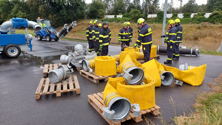 FOTOGALERIE: Hasiči zasahují v Olomouckém kraji kvůli větru a zvýšeným hladinám toků