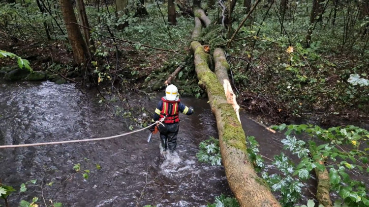 FOTOGALERIE: Hasiči zasahují v Olomouckém kraji kvůli větru a zvýšeným hladinám toků