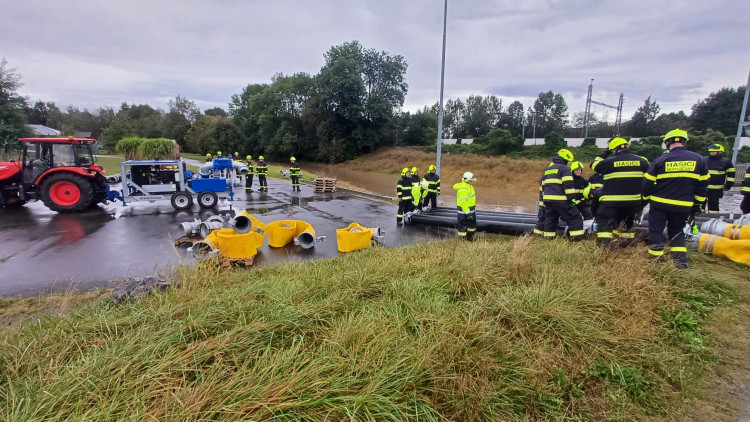 FOTOGALERIE: Hasiči zasahují v Olomouckém kraji kvůli větru a zvýšeným hladinám toků