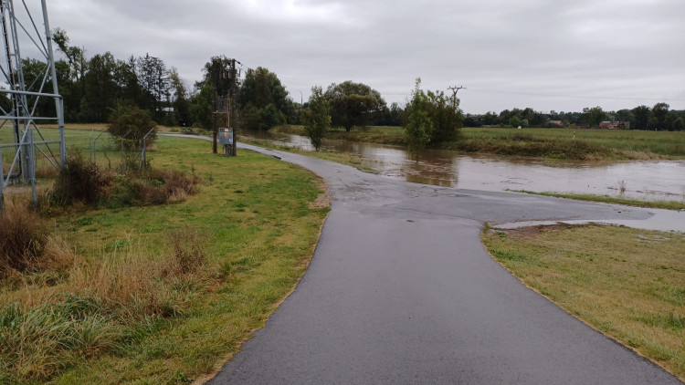 FOTOGALERIE: Hasiči zasahují v Olomouckém kraji kvůli větru a zvýšeným hladinám toků