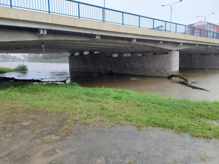 FOTOGALERIE: Hasiči zasahují v Olomouckém kraji kvůli větru a zvýšeným hladinám toků