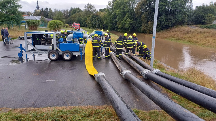 FOTOGALERIE: Hasiči zasahují v Olomouckém kraji kvůli větru a zvýšeným hladinám toků