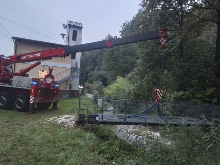 FOTOGALERIE: Hasiči zasahují v Olomouckém kraji kvůli větru a zvýšeným hladinám toků