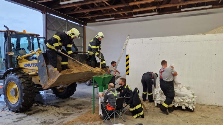 FOTOGALERIE: Hasiči zasahují v Olomouckém kraji kvůli větru a zvýšeným hladinám toků