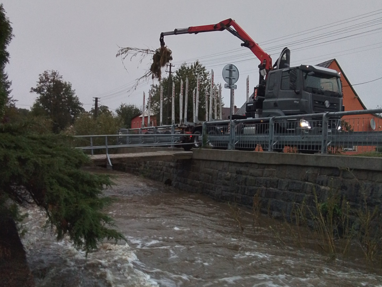 FOTOGALERIE: Hasiči zasahují v Olomouckém kraji kvůli větru a zvýšeným hladinám toků