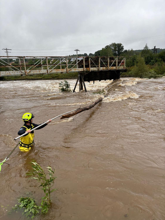 SDH Frýdlant odstraňuje strom z řeky Smědé na stavidlech u bývalé Tiby