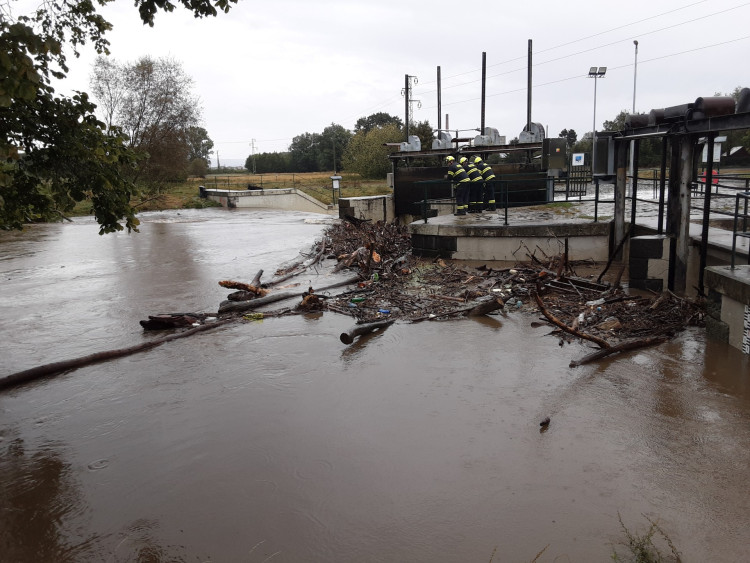 FOTOGALERIE: Hasiči zasahují v Olomouckém kraji kvůli větru a zvýšeným hladinám toků