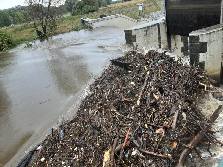 FOTOGALERIE: Hasiči zasahují v Olomouckém kraji kvůli větru a zvýšeným hladinám toků