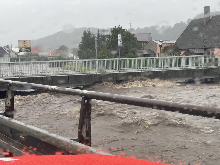 FOTOGALERIE: Hasiči zasahují v Olomouckém kraji kvůli větru a zvýšeným hladinám toků