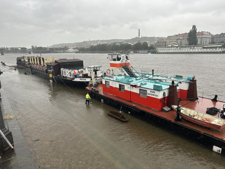 FOTOGALERIE: Prchající lodě, voda až u kobek a neposlušní lidé. Podívejte se, jak to v sobotu vypadalo na pražských náplavkách