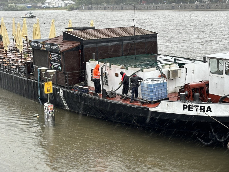 FOTOGALERIE: Prchající lodě, voda až u kobek a neposlušní lidé. Podívejte se, jak to v sobotu vypadalo na pražských náplavkách