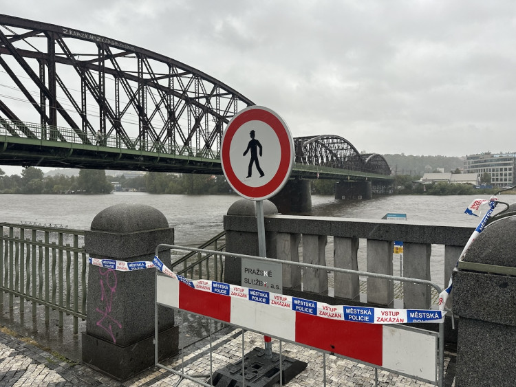 FOTOGALERIE: Prchající lodě, voda až u kobek a neposlušní lidé. Podívejte se, jak to v sobotu vypadalo na pražských náplavkách