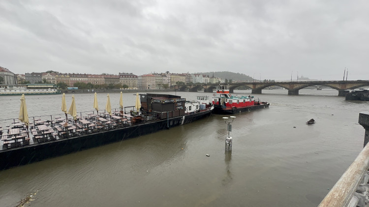 FOTOGALERIE: Prchající lodě, voda až u kobek a neposlušní lidé. Podívejte se, jak to v sobotu vypadalo na pražských náplavkách