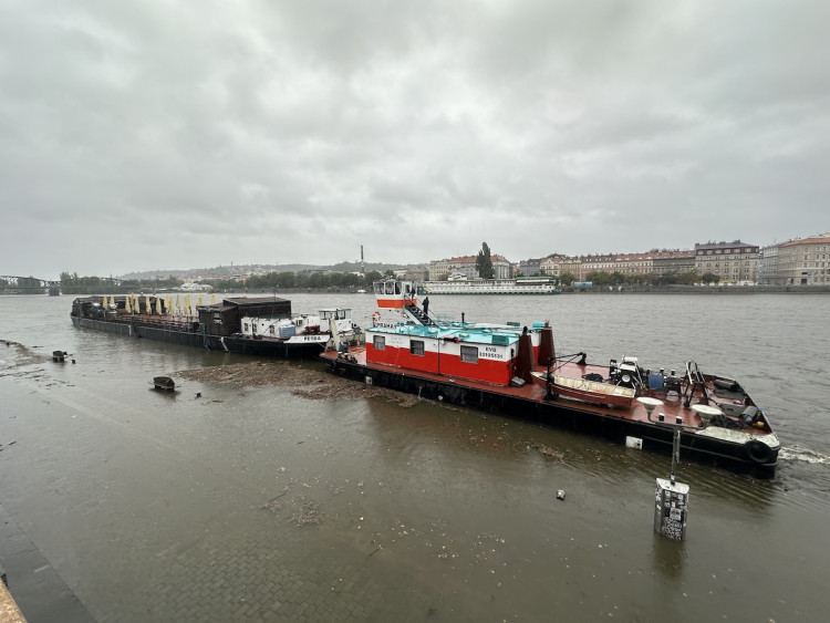 FOTOGALERIE: Prchající lodě, voda až u kobek a neposlušní lidé. Podívejte se, jak to v sobotu vypadalo na pražských náplavkách