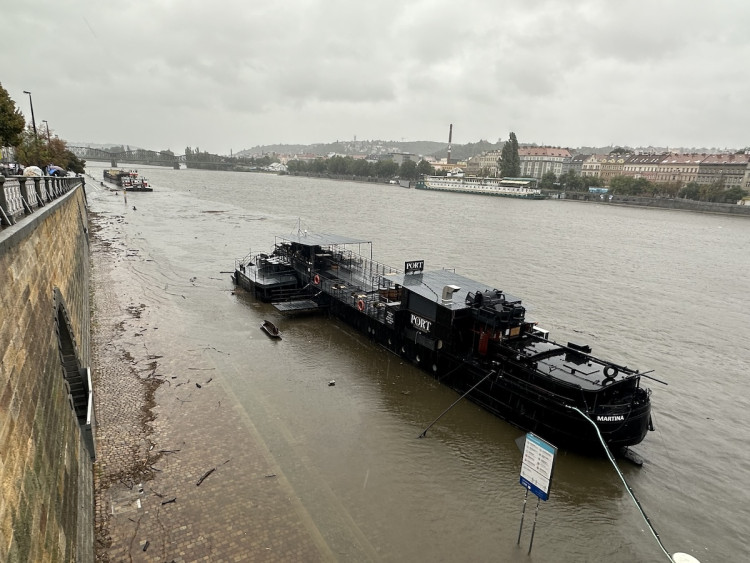 FOTOGALERIE: Prchající lodě, voda až u kobek a neposlušní lidé. Podívejte se, jak to v sobotu vypadalo na pražských náplavkách