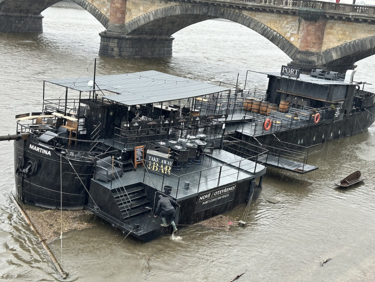 FOTOGALERIE: Prchající lodě, voda až u kobek a neposlušní lidé. Podívejte se, jak to v sobotu vypadalo na pražských náplavkách