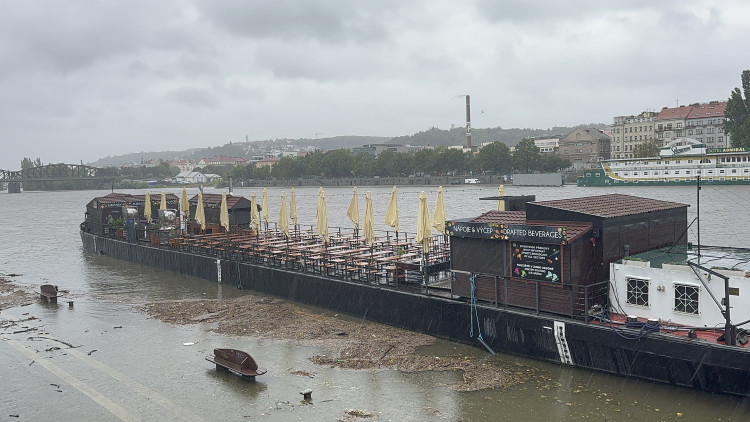 FOTOGALERIE: Prchající lodě, voda až u kobek a neposlušní lidé. Podívejte se, jak to v sobotu vypadalo na pražských náplavkách
