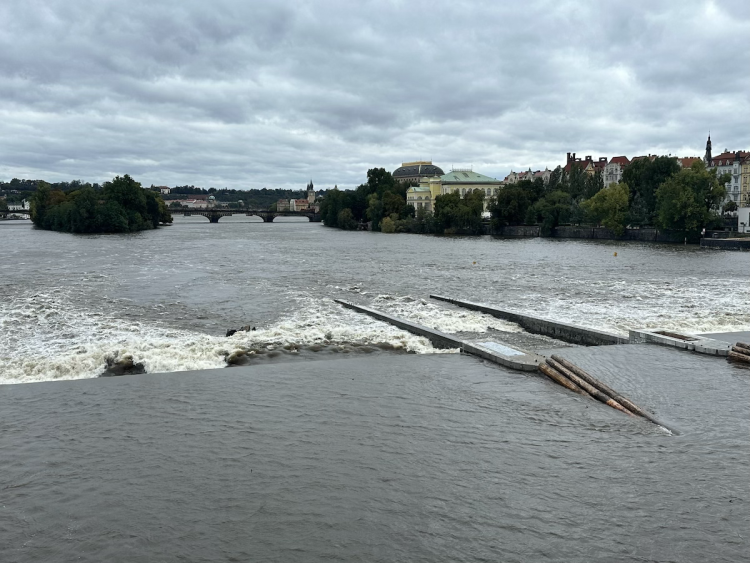 FOTOGALERIE: Prchající lodě, voda až u kobek a neposlušní lidé. Podívejte se, jak to v sobotu vypadalo na pražských náplavkách