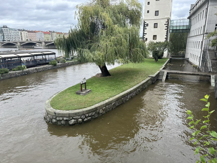 FOTOGALERIE: Prchající lodě, voda až u kobek a neposlušní lidé. Podívejte se, jak to v sobotu vypadalo na pražských náplavkách