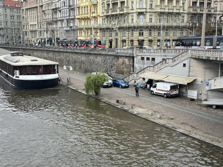 FOTOGALERIE: Prchající lodě, voda až u kobek a neposlušní lidé. Podívejte se, jak to v sobotu vypadalo na pražských náplavkách