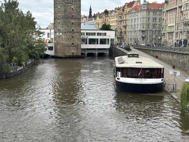FOTOGALERIE: Prchající lodě, voda až u kobek a neposlušní lidé. Podívejte se, jak to v sobotu vypadalo na pražských náplavkách