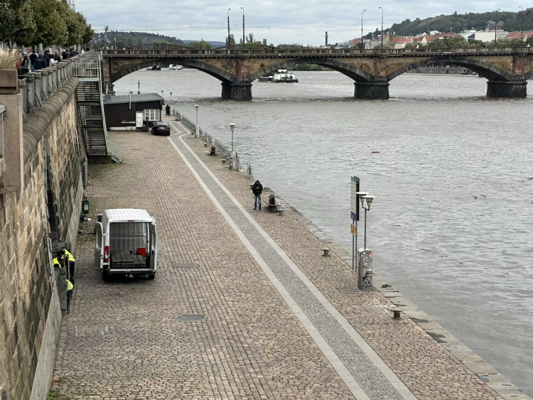 FOTOGALERIE: Prchající lodě, voda až u kobek a neposlušní lidé. Podívejte se, jak to v sobotu vypadalo na pražských náplavkách