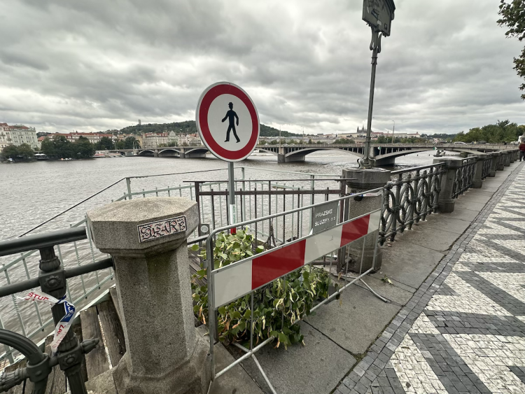 FOTOGALERIE: Prchající lodě, voda až u kobek a neposlušní lidé. Podívejte se, jak to v sobotu vypadalo na pražských náplavkách