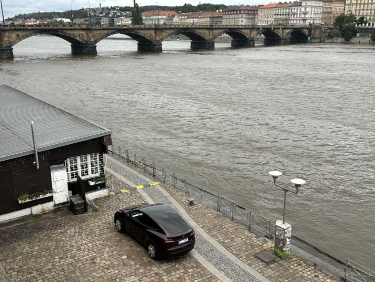 FOTOGALERIE: Prchající lodě, voda až u kobek a neposlušní lidé. Podívejte se, jak to v sobotu vypadalo na pražských náplavkách