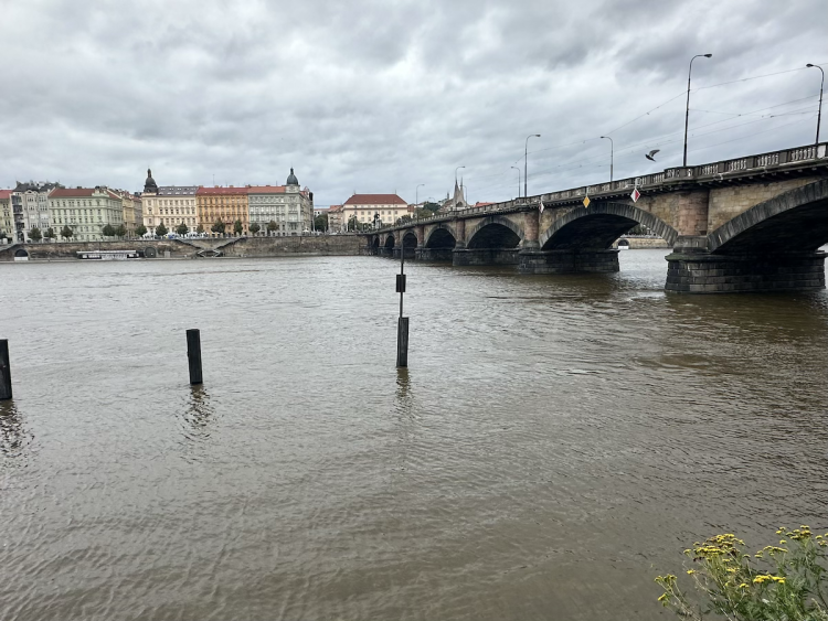 FOTOGALERIE: Prchající lodě, voda až u kobek a neposlušní lidé. Podívejte se, jak to v sobotu vypadalo na pražských náplavkách