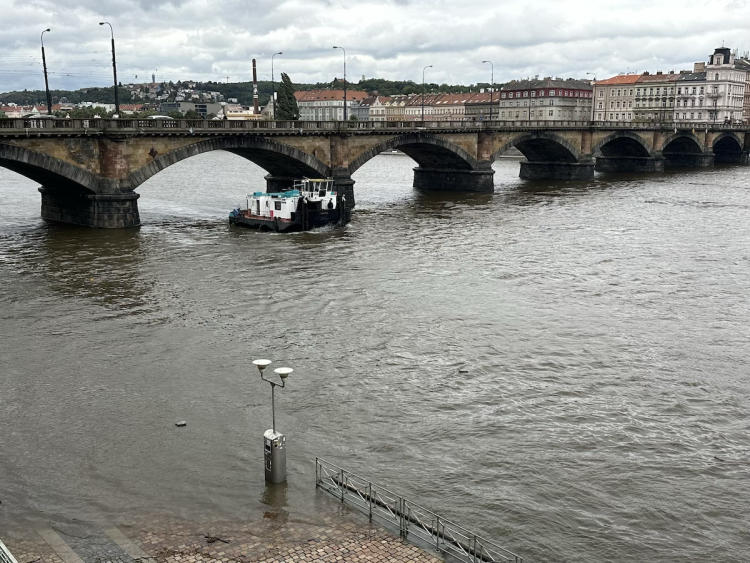 FOTOGALERIE: Prchající lodě, voda až u kobek a neposlušní lidé. Podívejte se, jak to v sobotu vypadalo na pražských náplavkách