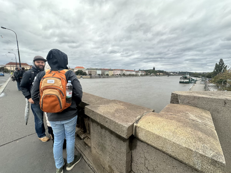 FOTOGALERIE: Prchající lodě, voda až u kobek a neposlušní lidé. Podívejte se, jak to v sobotu vypadalo na pražských náplavkách
