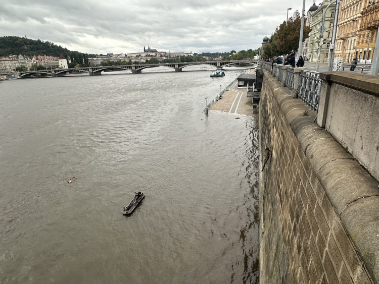 FOTOGALERIE: Prchající lodě, voda až u kobek a neposlušní lidé. Podívejte se, jak to v sobotu vypadalo na pražských náplavkách