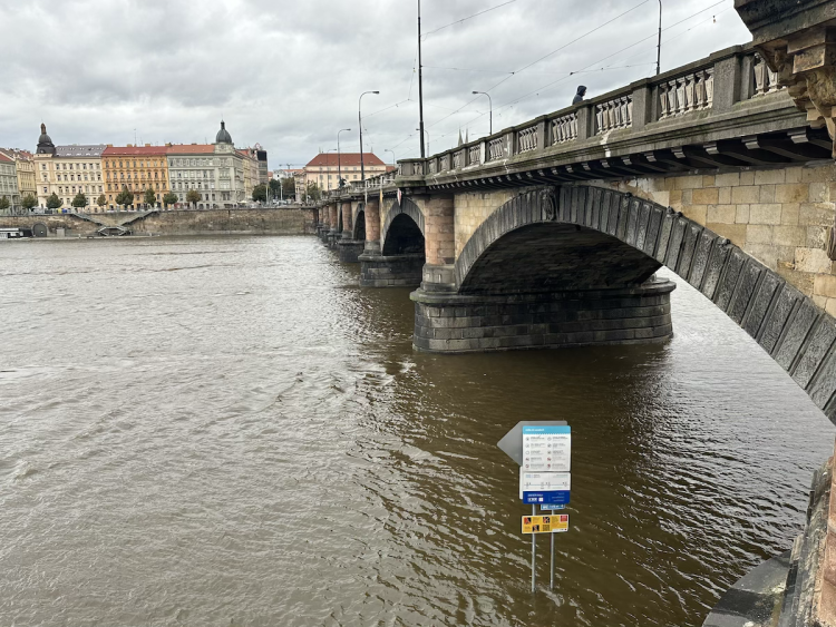 FOTOGALERIE: Prchající lodě, voda až u kobek a neposlušní lidé. Podívejte se, jak to v sobotu vypadalo na pražských náplavkách