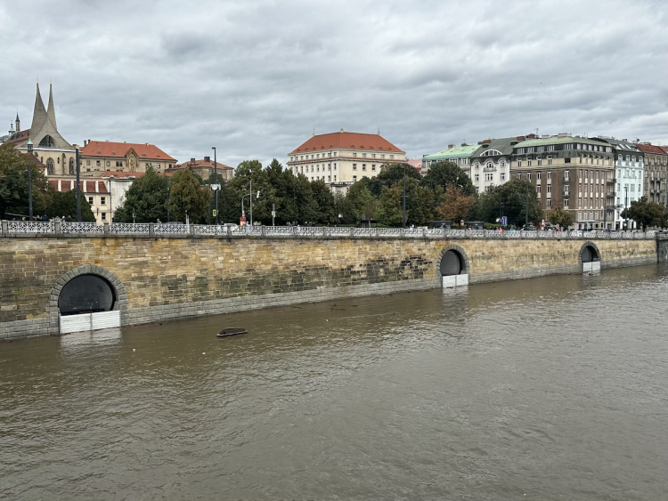 FOTOGALERIE: Prchající lodě, voda až u kobek a neposlušní lidé. Podívejte se, jak to v sobotu vypadalo na pražských náplavkách
