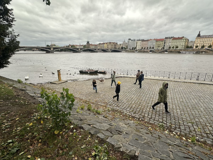 FOTOGALERIE: Prchající lodě, voda až u kobek a neposlušní lidé. Podívejte se, jak to v sobotu vypadalo na pražských náplavkách
