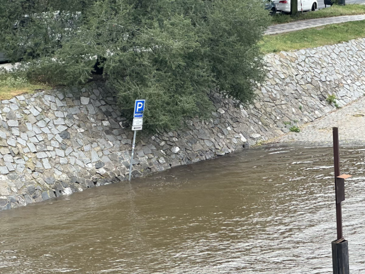 FOTOGALERIE: Prchající lodě, voda až u kobek a neposlušní lidé. Podívejte se, jak to v sobotu vypadalo na pražských náplavkách