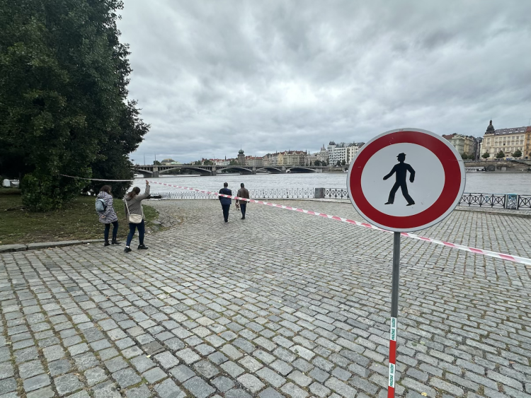 FOTOGALERIE: Prchající lodě, voda až u kobek a neposlušní lidé. Podívejte se, jak to v sobotu vypadalo na pražských náplavkách