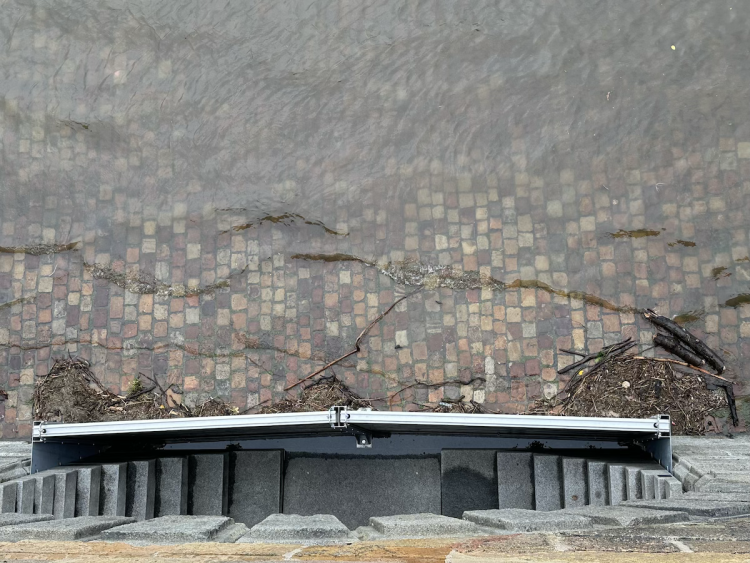 FOTOGALERIE: Prchající lodě, voda až u kobek a neposlušní lidé. Podívejte se, jak to v sobotu vypadalo na pražských náplavkách