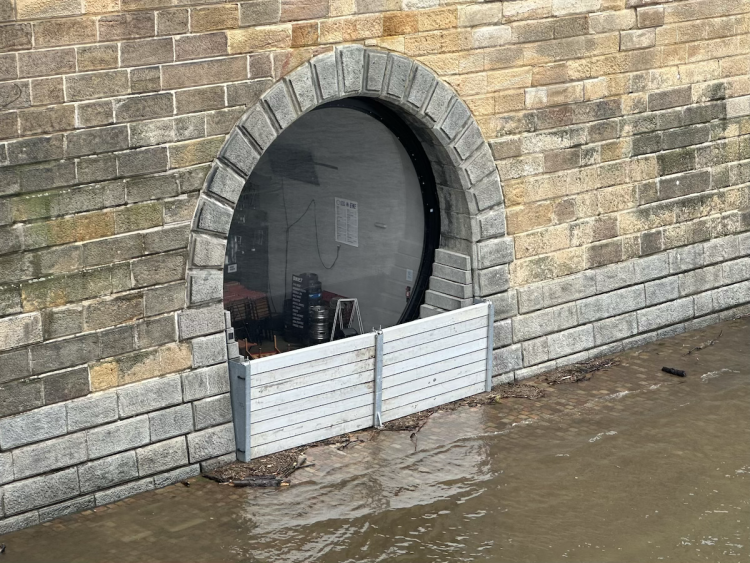 FOTOGALERIE: Prchající lodě, voda až u kobek a neposlušní lidé. Podívejte se, jak to v sobotu vypadalo na pražských náplavkách