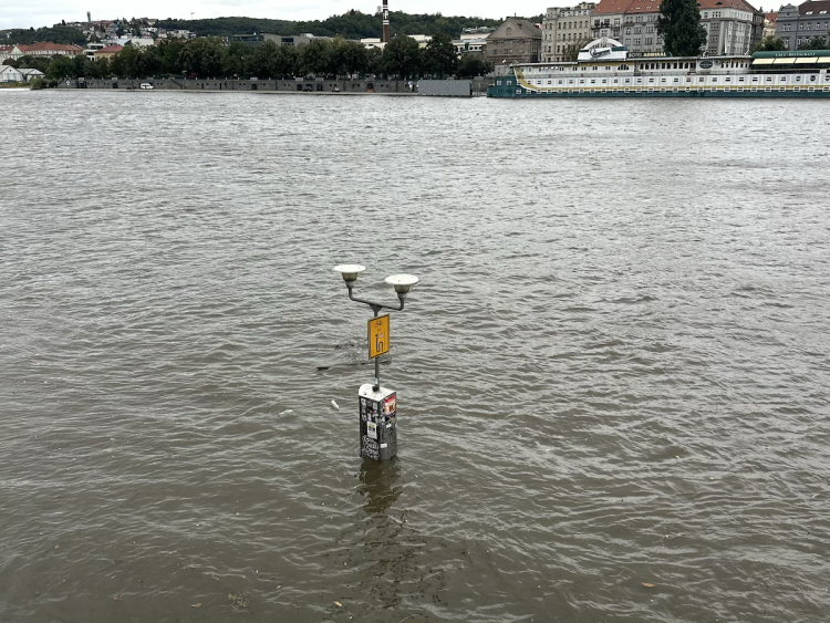 FOTOGALERIE: Prchající lodě, voda až u kobek a neposlušní lidé. Podívejte se, jak to v sobotu vypadalo na pražských náplavkách