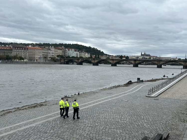 FOTOGALERIE: Prchající lodě, voda až u kobek a neposlušní lidé. Podívejte se, jak to v sobotu vypadalo na pražských náplavkách