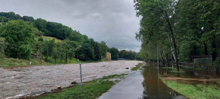Otava v Sušici v sobotku odpoledne, foto: Hasiči Sušice