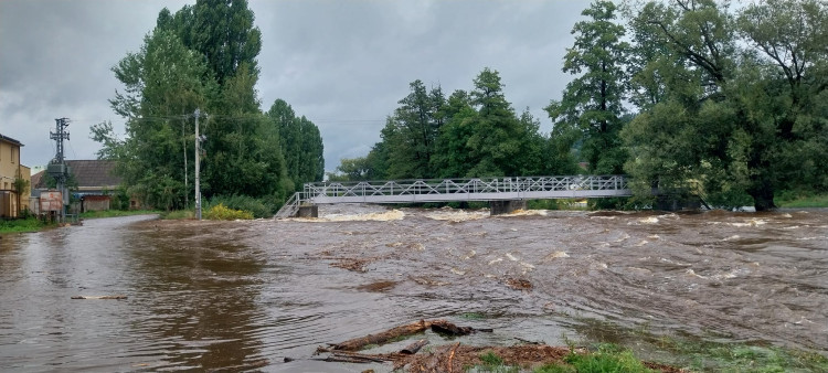 Otava v Sušici v sobotku odpoledne, foto: Hasiči Sušice