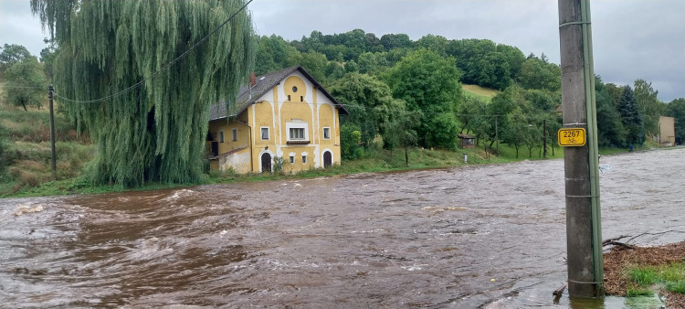 Otava v Sušici v sobotku odpoledne, foto: Hasiči Sušice