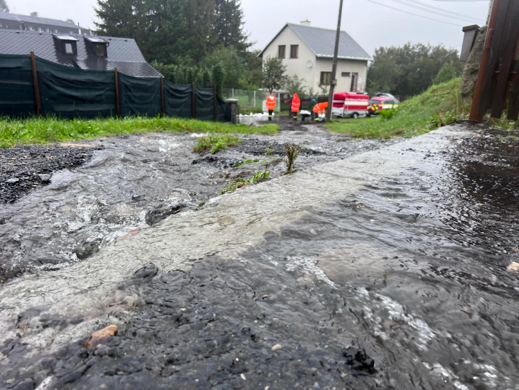 FOTOGALERIE: Hasiči zasahují v Olomouckém kraji kvůli povodním a větru