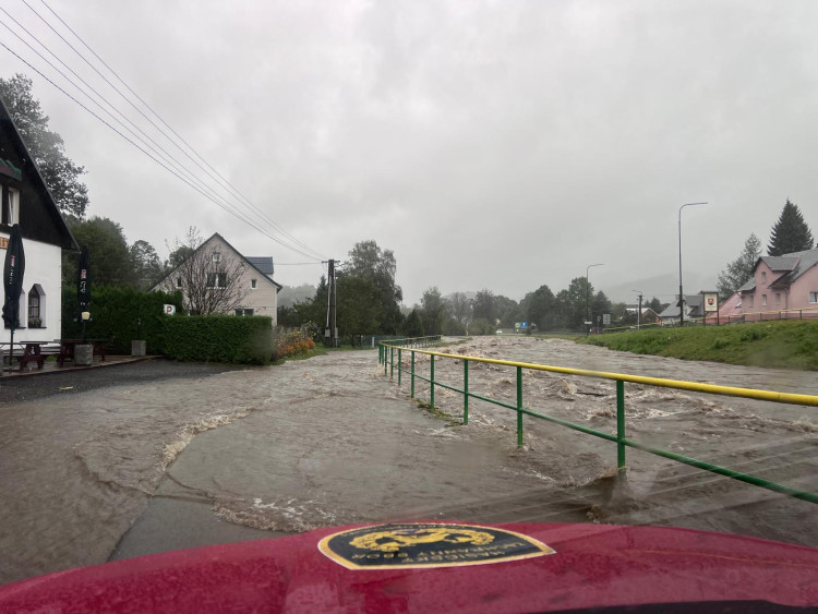FOTOGALERIE: Hasiči zasahují v Olomouckém kraji kvůli povodním a větru